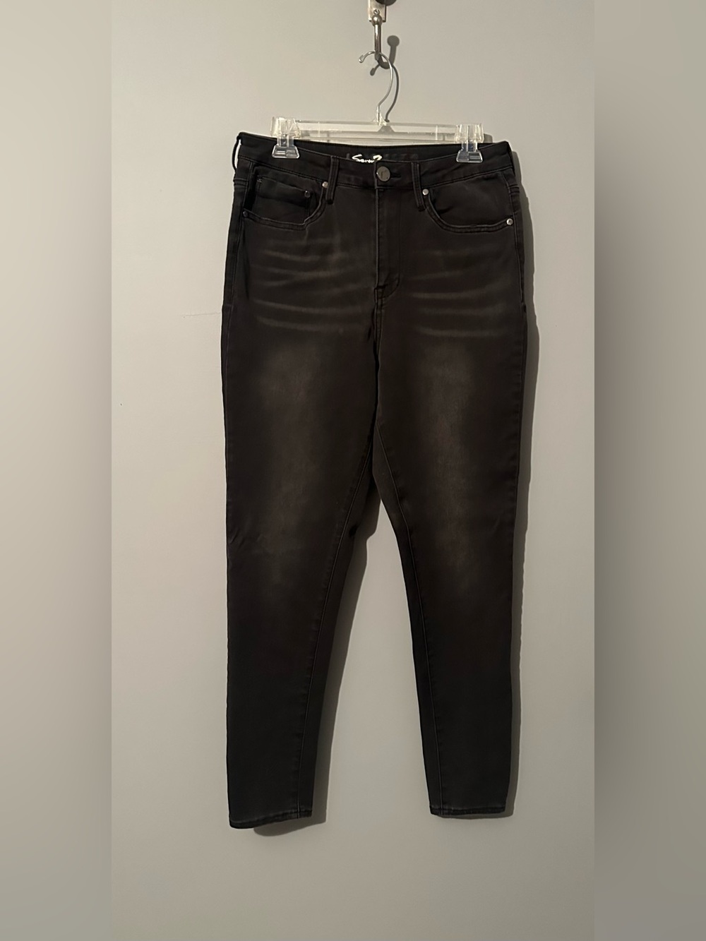 Seven7 Ultra High Rise Skinny Jeans in Black. Women’s size 12.